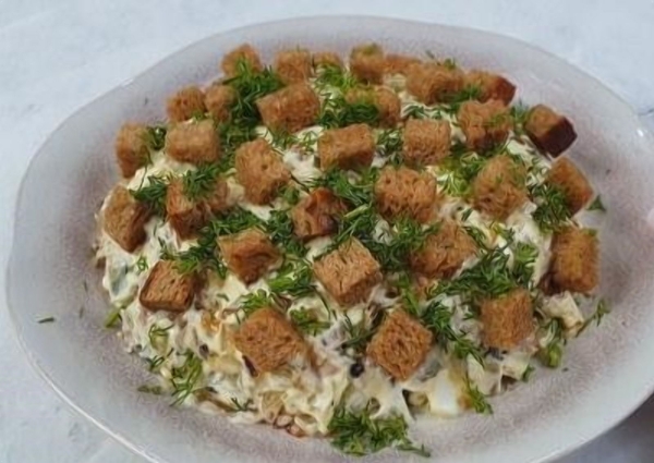 Салат из шпротов и яиц: сытная закуска для вкусного ужина