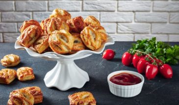 Удивите семью осенними вкусняшками: рецепт выпечки из слоеного теста и куриного фарша