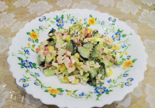 Салат с крабовыми палочками и пекинской капустой