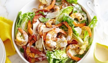 Забудьте о крабовых палочках: рецепт сытного салата с креветками, который захочется еще