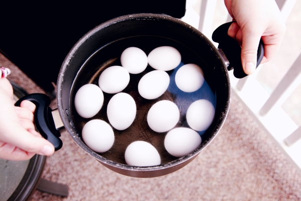 Оказывается, не соль: что нужно добавить в воду, чтобы яйца легко чистились