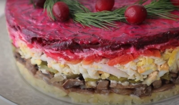 «Грибы под шубой». Невероятно вкусный салат на праздничный стола: без колбасы и сыра