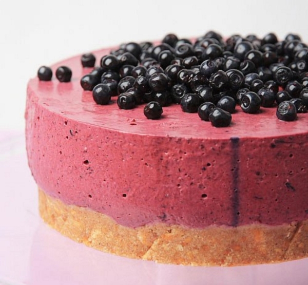 Изысканный десерт без забот: самый нежный торт без выпечки с ягодами