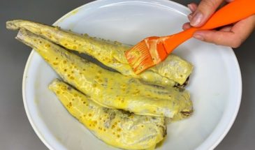 Просто смазываю минтай горчицей и готовлю в духовке. Сочная и ароматная рыбка: вкусно с любым гарниром