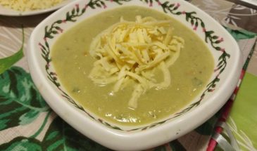 Рецепт: Зеленый суп-пюре из замороженного горошка — со сливками, сыром