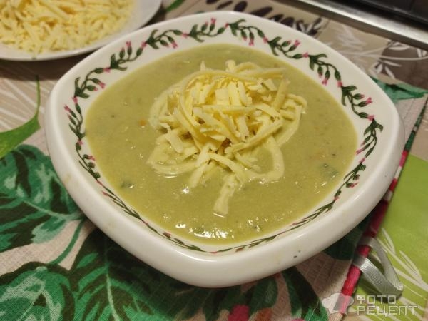 Рецепт: Зеленый суп-пюре из замороженного горошка — со сливками, сыром