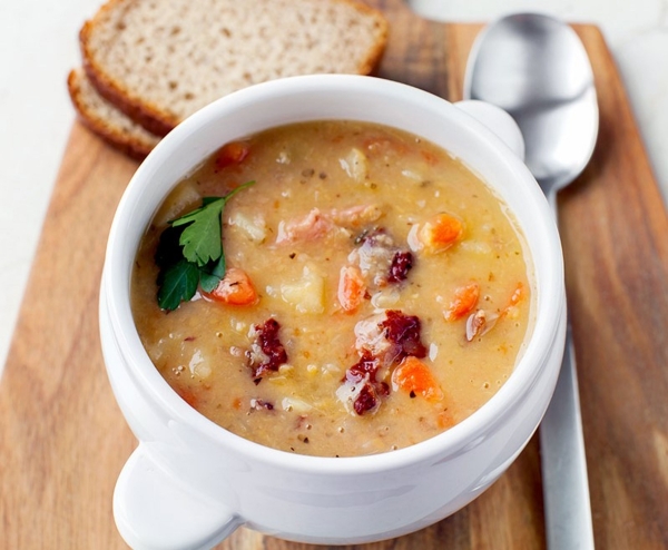 Этот вкус вернет вас в детство: как приготовить домашний гороховый суп