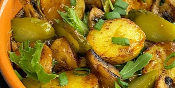 Вкуснейший теплый салат с картофелем и грибами: пошаговый рецепт