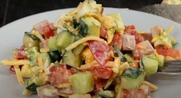 Вкусный и красочный салат из самых простых продуктов. Готовлю через день