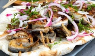 Жареная мойва на шпажках