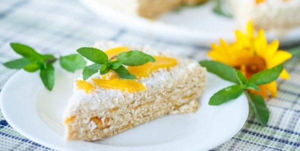 Вкуснейший десерт за пару минут: рецепт вафельного торта с консервированными персиками