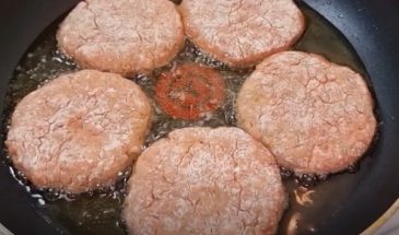 Перемешайте манку с фаршем. Такие вкусные котлеты, что я готовлю их 3 раза в неделю