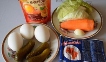 Рецепт: Салат — с крабовыми палочками и яйцами