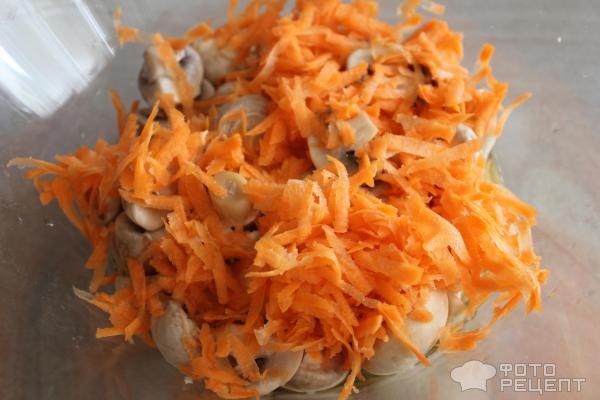 Рецепт: Маринованные шампиньоны с овощами - с красным луком и морковью