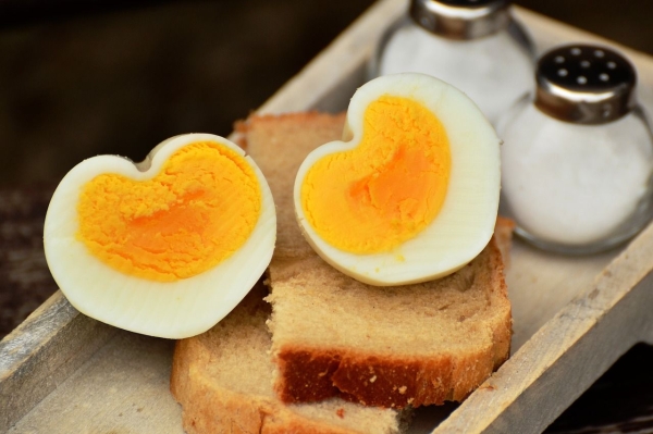 Яйцо синеет после варки и неприятно пахнет: опасно ли это и какая может быть причина