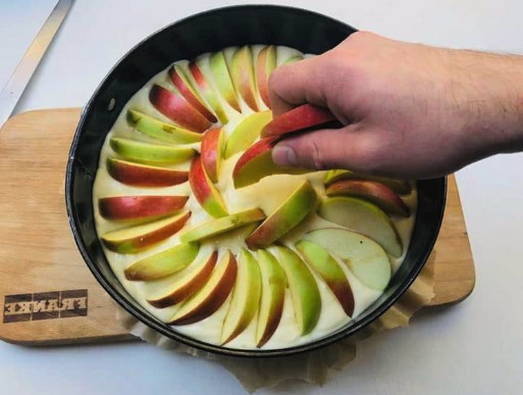Пышная шарлотка на кефире с яблоками в духовке