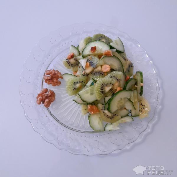 Рецепт: Салат «Весенний вечер» из киви и огурца с орешками — С грушей, мятой и грецкими орехами