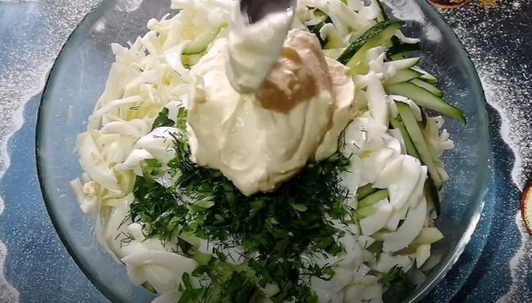 Вкуснейший салат из капусты: готовлю через день. Без майонеза: всё дело в яичной заправке