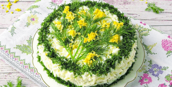 Праздничные рецепты: салат «Мимоза» с копченой скумбрией