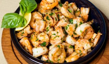 Гости оближут тарелки: как правильно приготовить креветки на сковороде