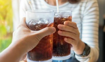 Диетолог Гинзбург назвал напитки, которые запрещены при варикозе