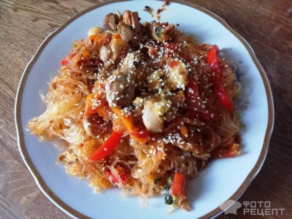 Рецепт: Фунчоза с курицей - с грибами и помидорами