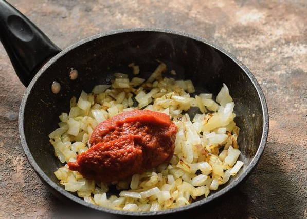 Солянка с колбасой, солеными огурцами и картошкой классическая