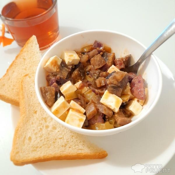 Рецепт: Теплый салат с копченостями — С краковской колбасой и сыром фета.