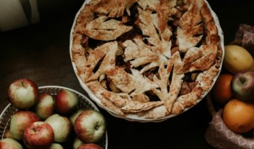 Используем запасы: как приготовить быстрый пирог с яблоками