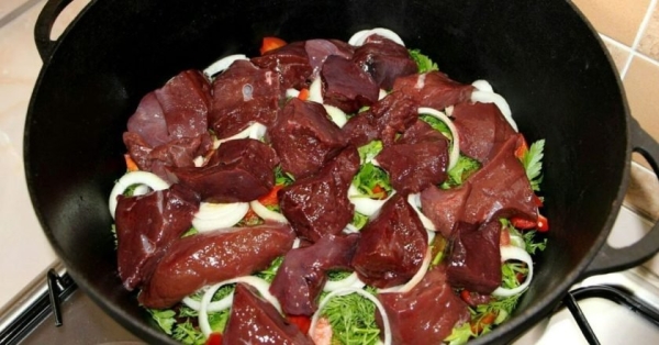 Говяжья печень по-узбекски с овощами в казане