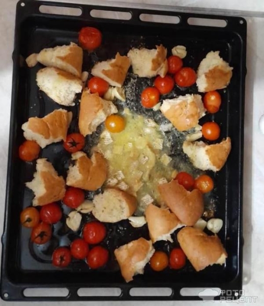 Рецепт: Запеченный сыр с хлебом, томатами черри и чесноком — С сыром бри
