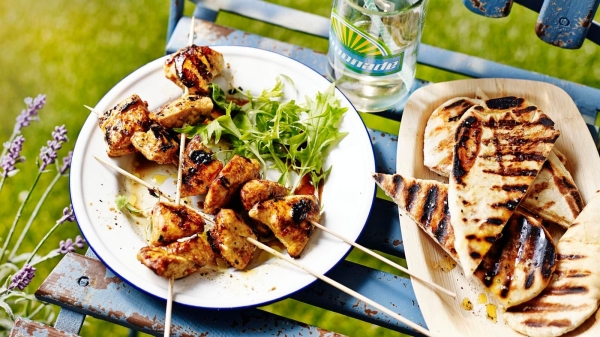 Лето должно быть легким и вкусным: быстро готовим сочный куриный кебаб на все случаи жизни