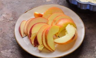 Пышная шарлотка на кефире с яблоками в духовке