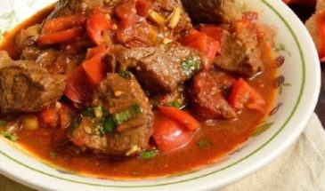 Гуляш из говядины с подливкой классический