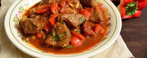 Гуляш из говядины с подливкой классический