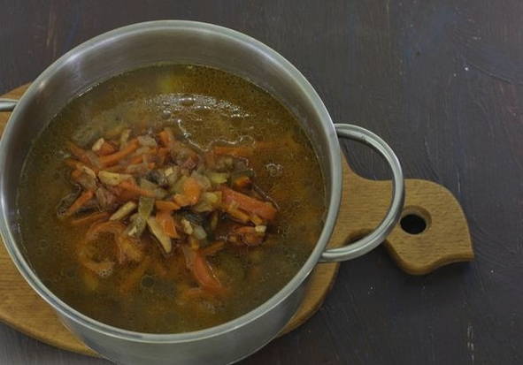 Классический рассольник с перловкой и огурцами