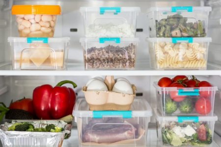 Онколог Карасев назвал три продукта в холодильнике, которые надо выбросить