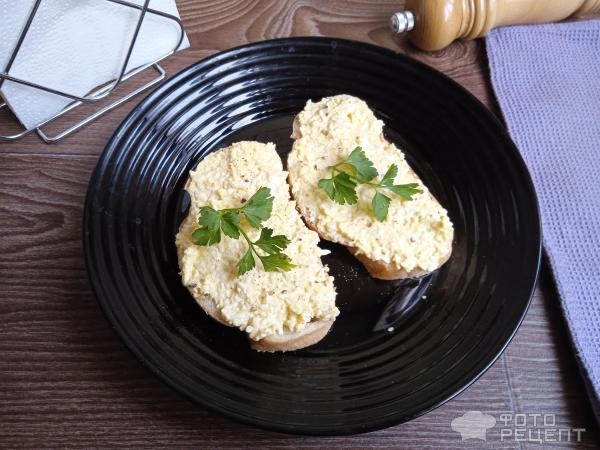 Рецепт: Салат с плавленным сыром и чесноком — и яйцами