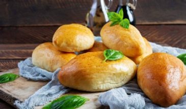 Мягкие и вкусные пирожки с квашеной капустой: пошаговый рецепт