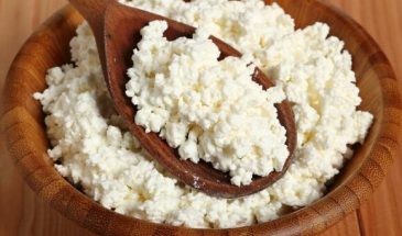 Куда деть просроченный творог: выбросить или использовать на кухне?