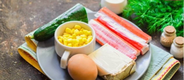 Салат с крабовыми палочками, кукурузой, яйцом и огурцом классический