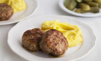 Сочные и мягкие котлеты из фарша на сковороде