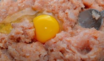 Всего один ингредиент сделает куриный фарш намного вкуснее. Так готовили наши бабушки