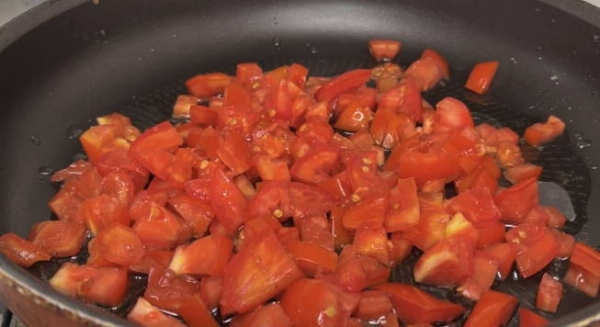 Креветки в соевом соусе с чесноком на сковороде