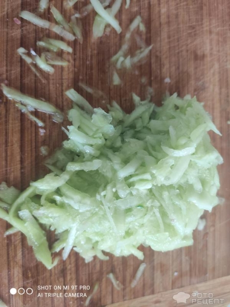 Рецепт: Салат из крабовых палочек с кукурузой и яйцом - И с колбасой.