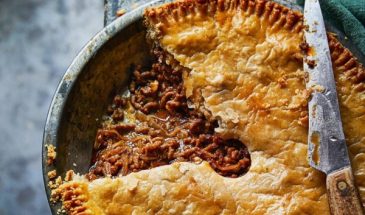 Нежный вкус осени: пирог из слоеного теста и куриного фарша на скорую руку