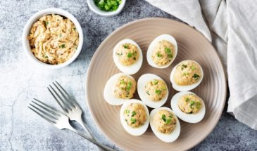 Блюда на Пасхальный стол: рецепт вкусных фаршированных яиц с грибами