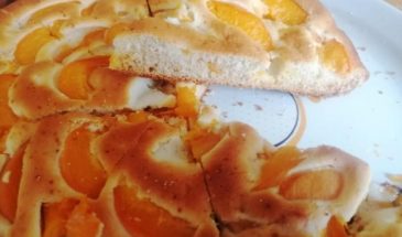 Рецепт: Абрикосовый пирог — или ПП шарлотка, на рисовой муке без сахара