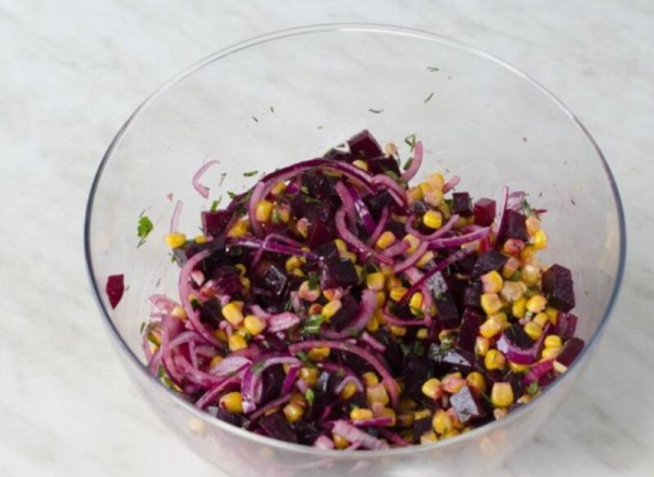 Вкусный и полезный. Освежающий салат из свёклы с кукурузой: мой выбор в жаркий летний вечер
