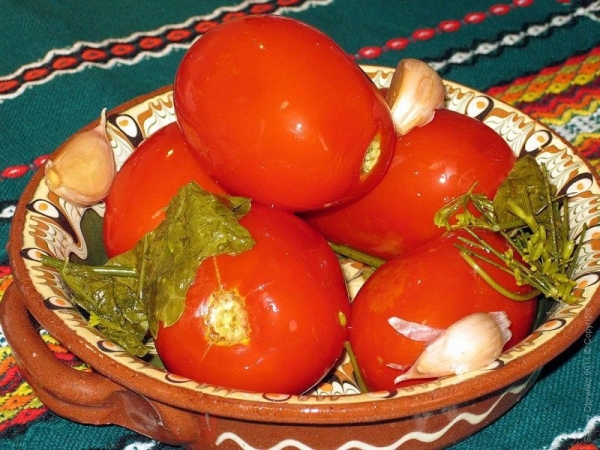 Маринованные помидоры с алычой
